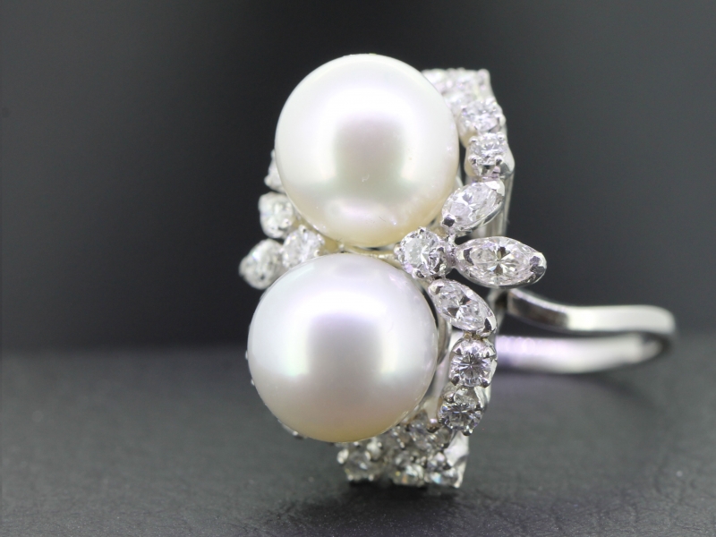 GORGEOUS PEARL AND DIAMOND 18 CARAT GOLD RING