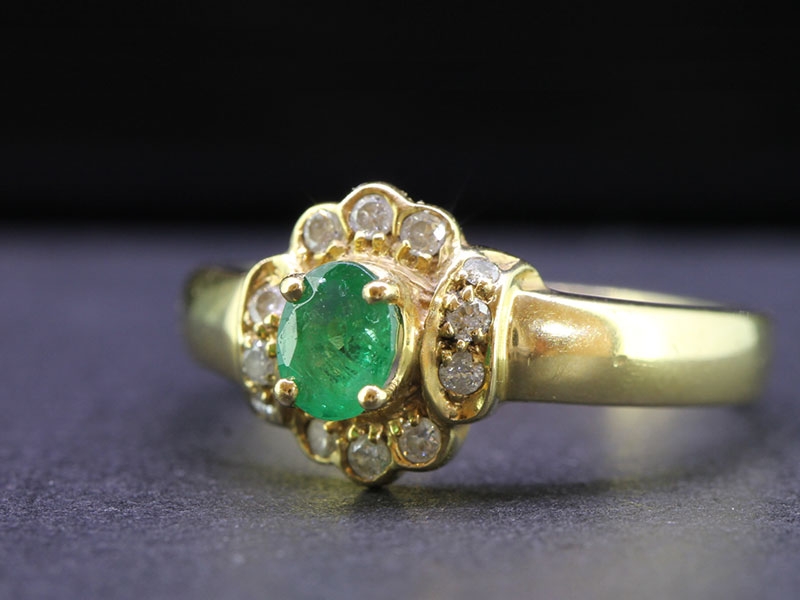 BEAUTIFUL EMERALD AND DIAMOND 18 CARAT GOLD RING