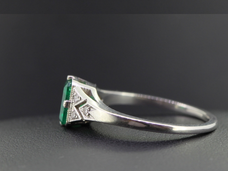 ELEGANT COLOMBIAN EMERALD AND DIAMOND 1920S RING