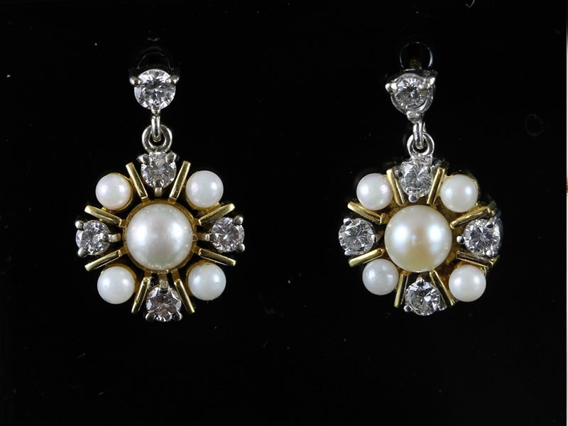 ELEGANT PAIR OF NATURAL PEARL AND DIAMOND CLUSTER 18 CARAT GOLD EAR RINGS