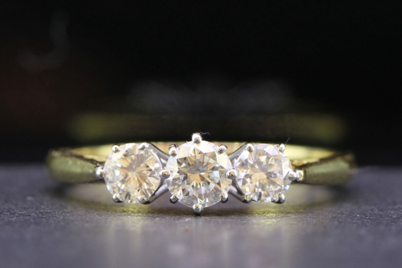  BEAUTIFUL DIAMOND TRILOGY 18 CARAT GOLD RING