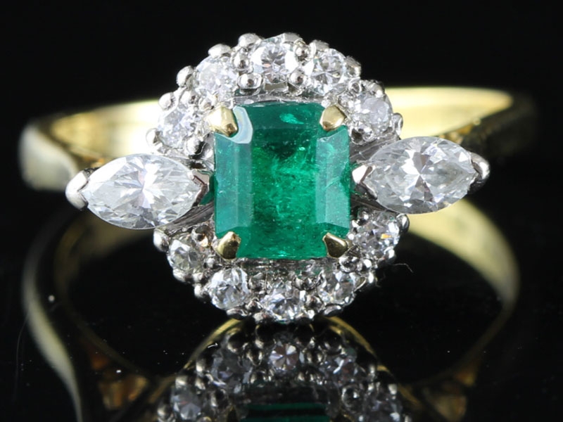 WONDERFUL COLUMBIAN EMERALD AND DIAMOND 18 CARAT GOLD RING