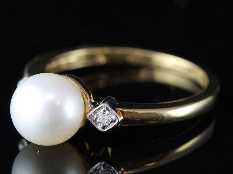 ELEGANT PEARL AND DIAMOND 9 CARAT GOLD RING