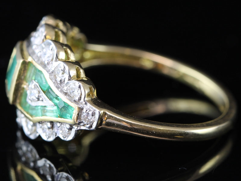 STUNNING ART DECO INSPIRED EMERALD AND DIAMOND PAVE SET 18 CARAT GOLD RING