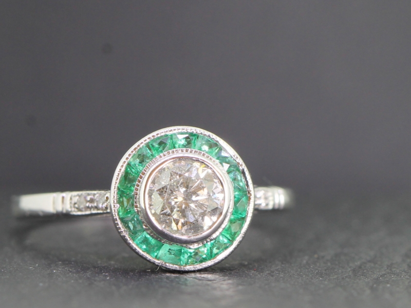 BEAUTIFUL DIAMOND AND EMERALD ART DECO INSPIRED PLATINUM RING