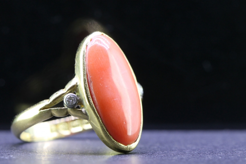 STRIKING OVAL NATURAL CORAL AND DIAMOND 18 CARAT GOLD RING