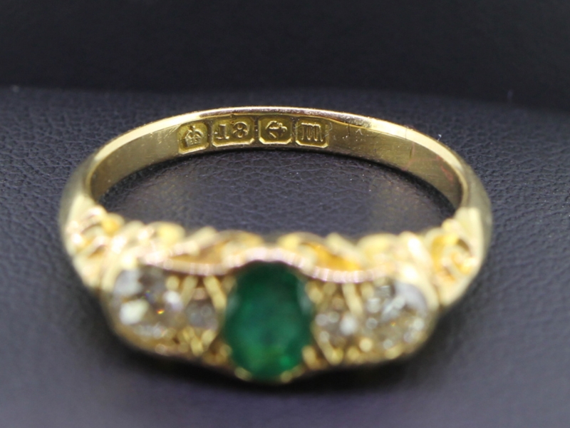 MAGNIFICENT COLOMBIAN EMERALD AND DIAMOND 18 CARAT GOLD RING