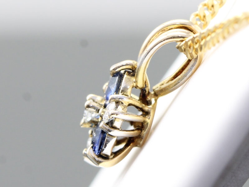 STUNNING SAPPHIRE AND DIAMOND 18 CARAT GOLD PENDANT