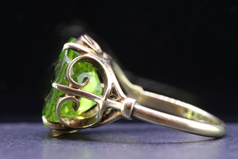 GLORIOUS PERIDOT SOLITAIRE 9 CARAT GOLD DRESS RING