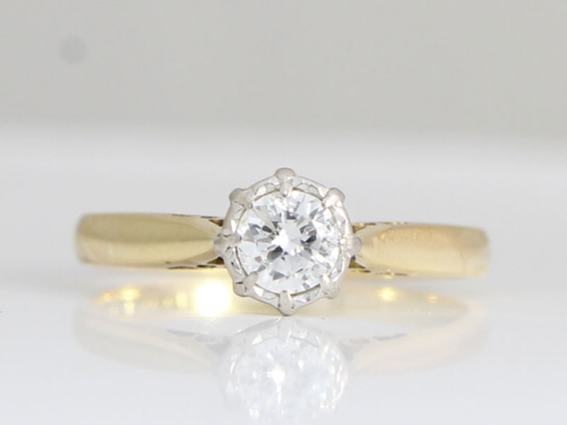 BEAUTIFUL VINTAGE 18 CARAT GOLD AND PLATINUM SOLITAIRE ENGAGEMENT RING