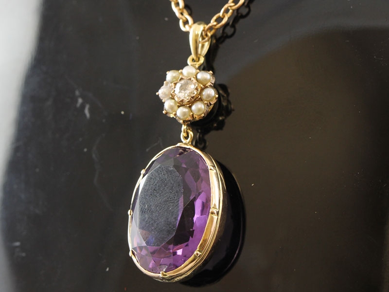 STUNNING AMETHYST, SEED PEARL AND DIAMOND 9 CARAT GOLD PENDANT AND CHAIN