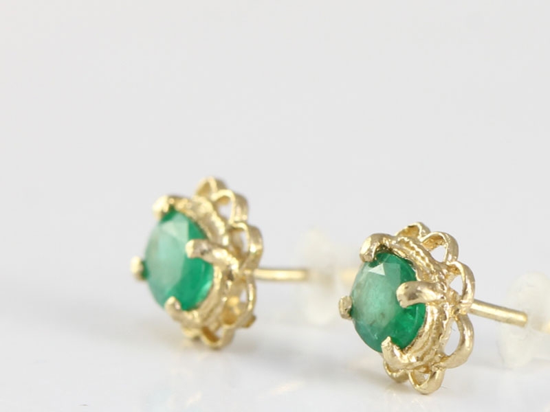 LOVELY PAIR OF EMERALD 9 CARAT GOLD STUD EARRINGS  