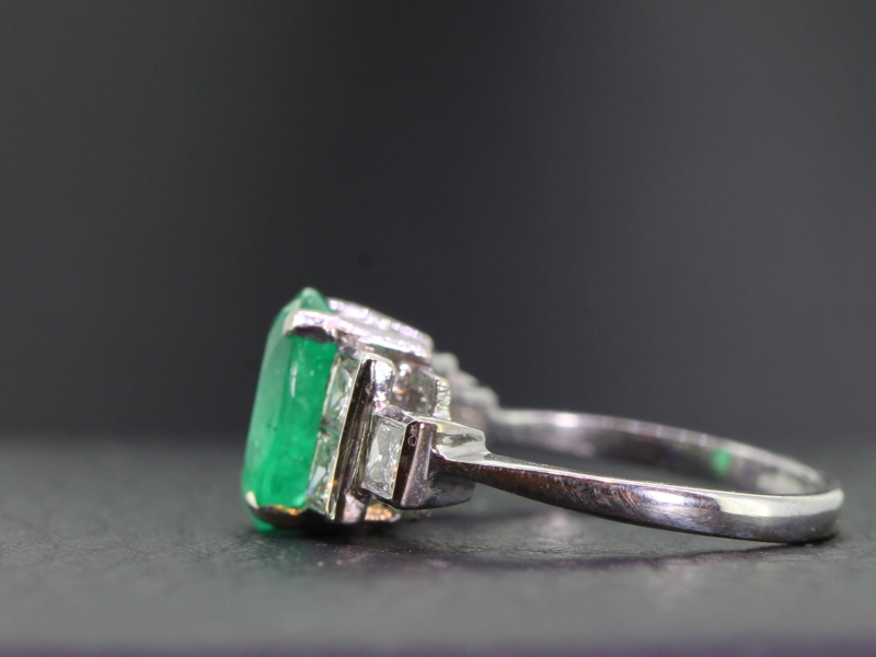 Beautiful Colombian Emerald and Diamond 18 carat Gold Ring