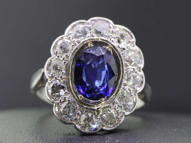 STUNNING SAPPHIRE AND DIAMOND PLATINUM CLUSTER RING