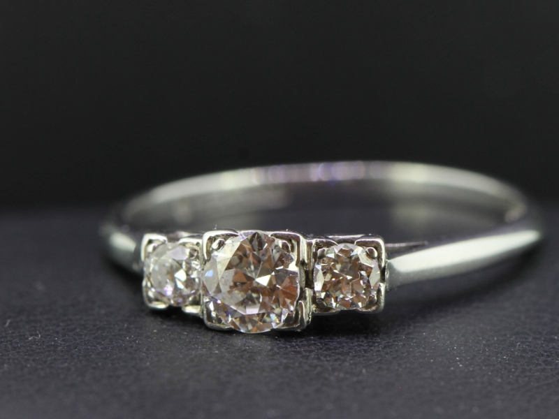 EXQUISTE TRANSITIONAL CUT DIAMOND PLATINUM TRILOGY RING