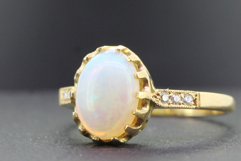 ELEGANT OPAL AND DIAMOND SOLITAIRE 18 CARAT GOLD RING