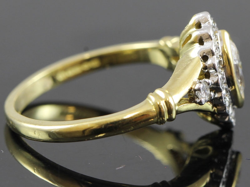 ELEGANT MARQUISE CUT DIAMOND CLUSTER 18 CARAT RING