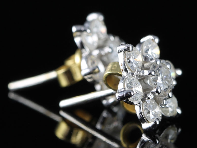  STUNNING FLOWER SHAPED DIAMOND CLUSTER 18 CARAT GOLD STUD EARRINGS