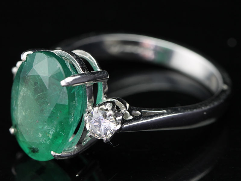 STUNNING EMERALD AND DIAMOND TRILOGY 18 CARAT GOLD RING