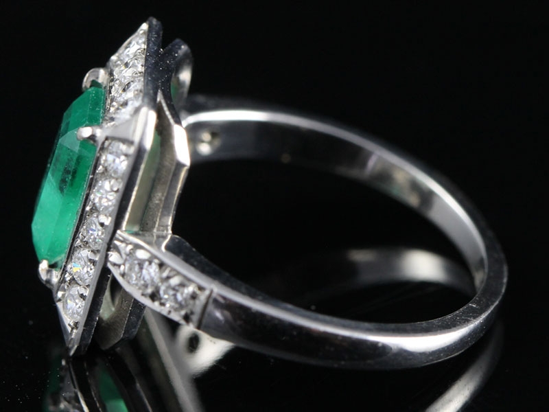 CAPTIVATING EMERALD AND DIAMOND 18 CARAT GOLD RING