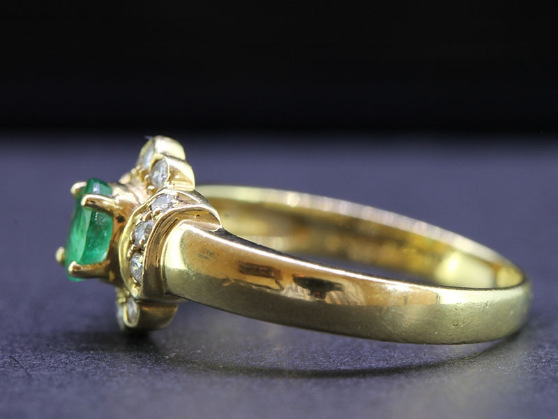 BEAUTIFUL EMERALD AND DIAMOND 18 CARAT GOLD RING