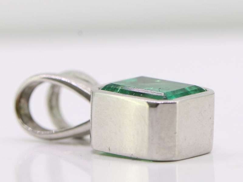 GORGEOUS COLOMBIAN EMERALD 18 CARAT WHITE GOLD PENDANT