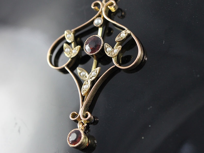 PRETTY EDWARDIAN SEED PEARL AND GARNET 9 CARAT GOLD PENDANT AND CHAIN