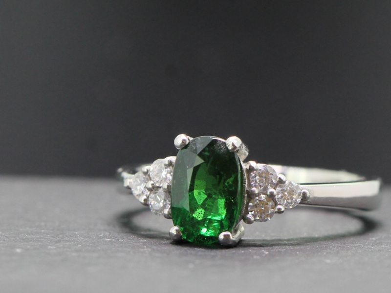 STUNNING TSAVORITE AND DIAMOND PLATINUM RING