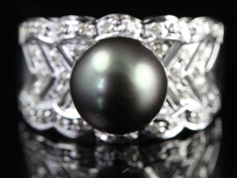 WONDERFUL TAHITIAN PEARL AND DIAMOND 14 CARAT WHITE GOLD