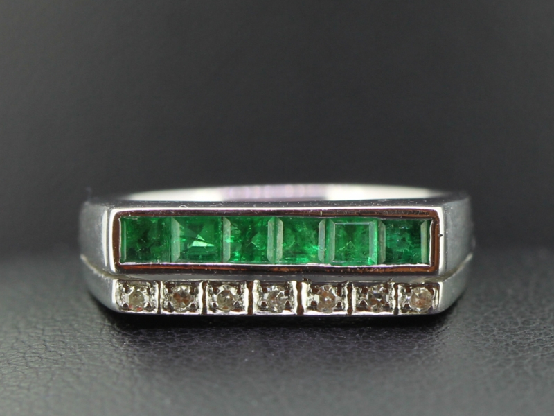 CONTEMPORARY EMERALD AND DIAMOND 18 CARAT GOLD RING
