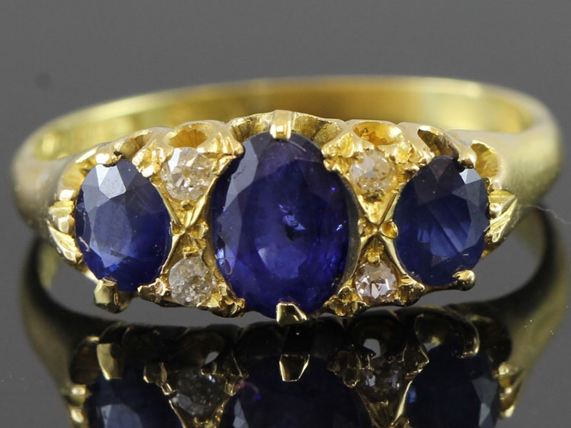 ATTRACTIVE EDWARDIAN SAPPHIRE AND DIAMOND 18 CARAT GOLD RING