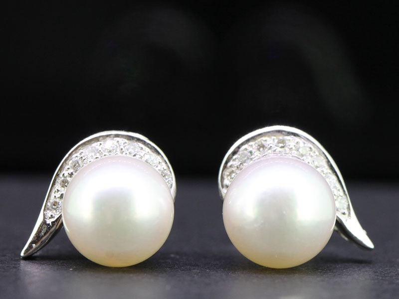 GLAMOROUS PEARL AND DIAMOND 18 CARAT GOLD WHITE GOLD STUDS