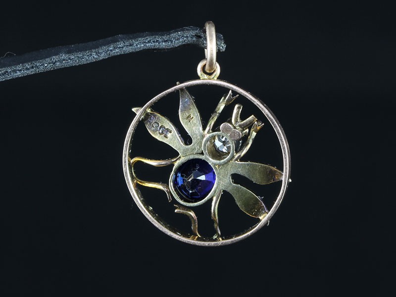 AN EDWARDIAN 9CT GOLD SAPPHIRE, SEED PEARL, RUBY AND DIAMOND FLY PENDANT 