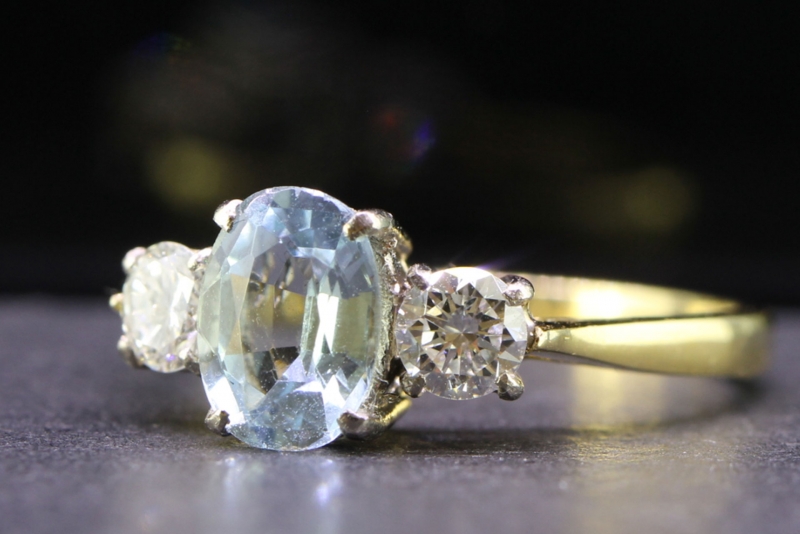  BEAUTIFUL AQUAMARINE AND DIAMOND 18 CARAT GOLD RING