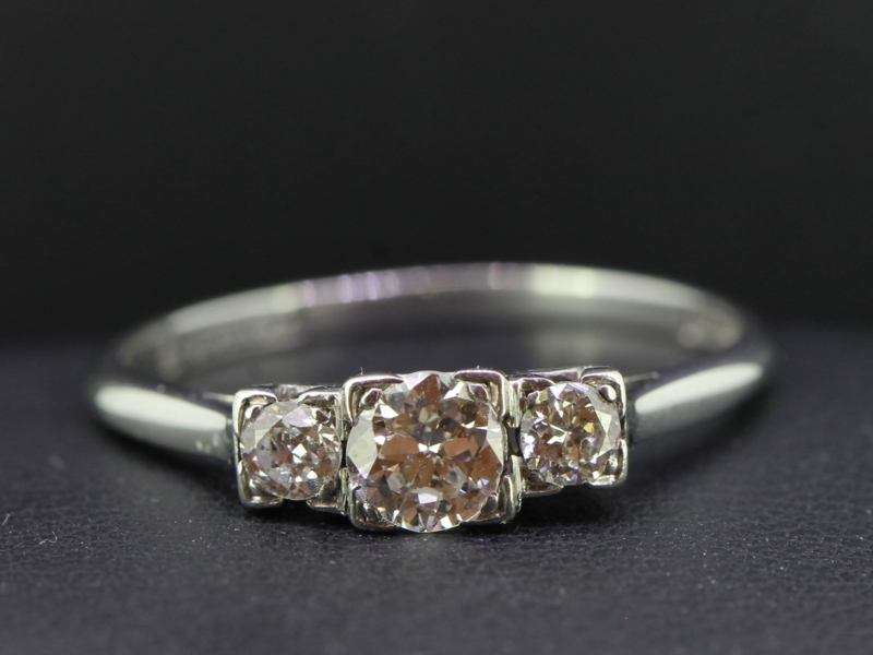 EXQUISTE TRANSITIONAL CUT DIAMOND PLATINUM TRILOGY RING