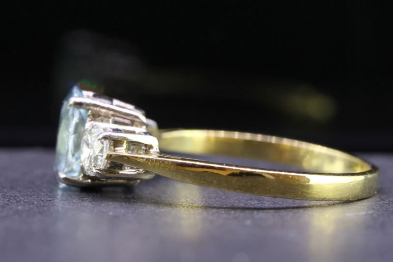  BEAUTIFUL AQUAMARINE AND DIAMOND 18 CARAT GOLD RING