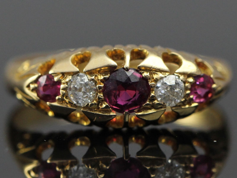 BEAUTIFUL EDWARDIAN RUBY AND DIAMOND 18 CARAT GOLD RING 