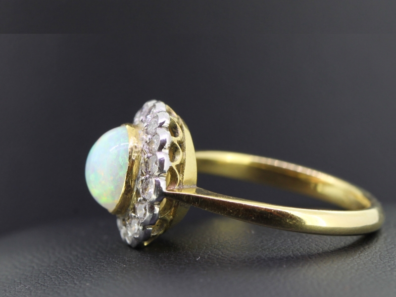 BEAUTIFUL AUSTRALIAIN OPAL AND DIAMOND CLUSTER 18 CARAT GOLD RING