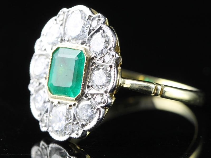 STUNNING COLUMBIAN EMERALD AND DIAMOND 18 CARAT GOLD CLUSTER RING