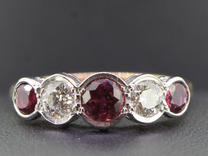 GORGEOUS RUBY AND DIAMOND 18 CARAT GOLD RING