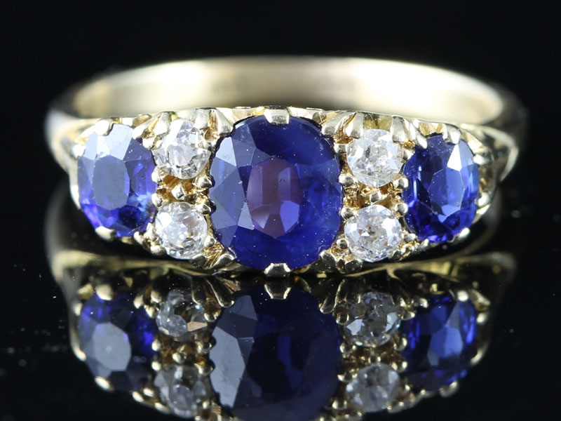 LOVELY EDWARDIAN SAPPHIRE AND DIAMOND 18 CARAT GOLD RING