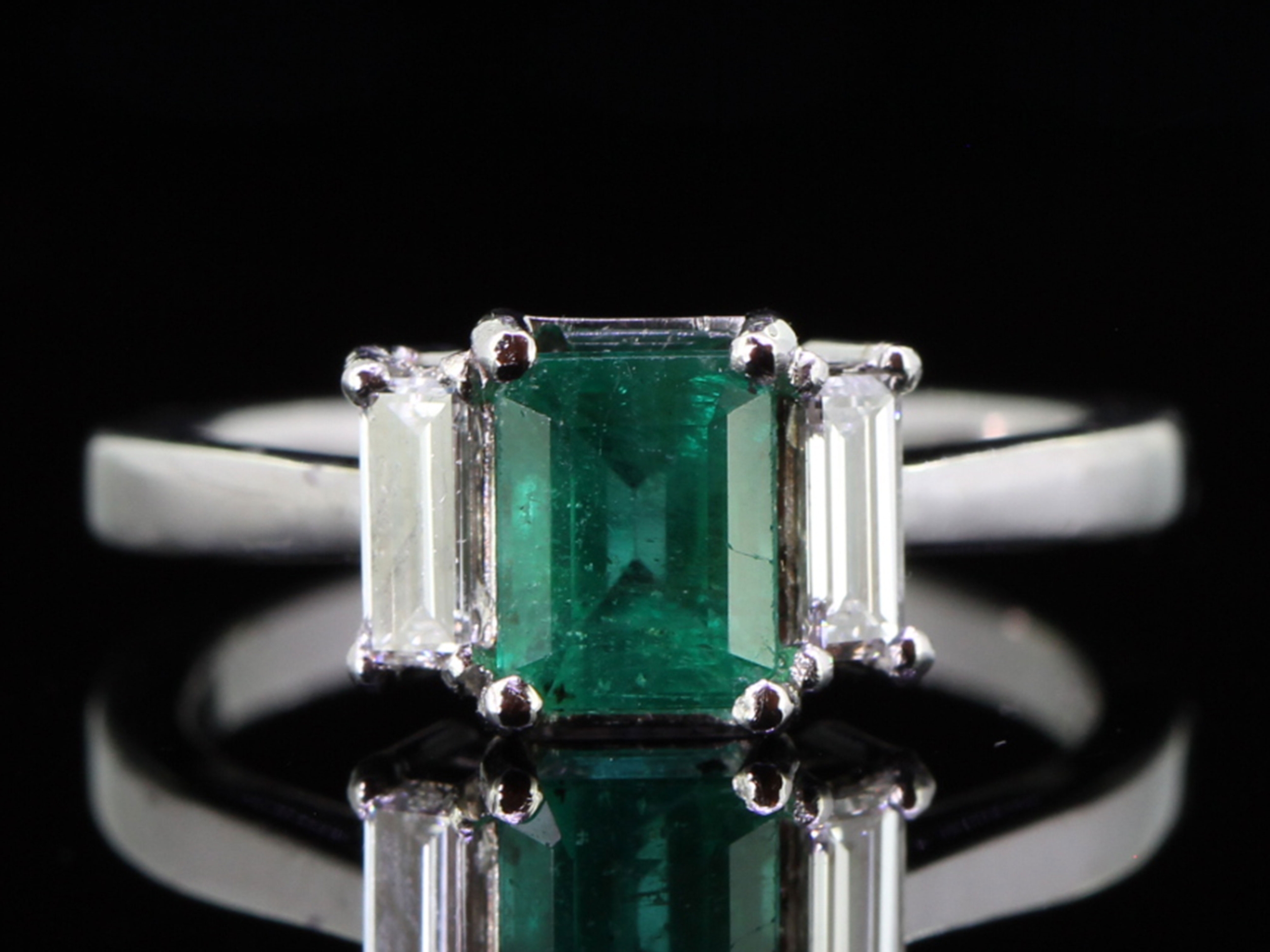 BREATHTAKING EMERALD AND DIAMOND ART DECO INSPIRED PLATINUM RING