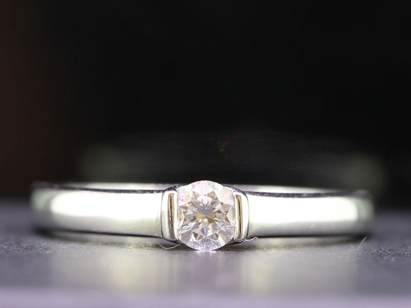 CONTEMPORARY 18 CARAT WHITE GOLD DIAMOND SOLITAIRE