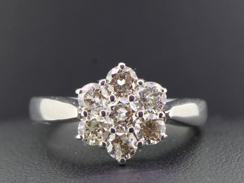  MAGNIFICENT SEVEN STONE DIAMOND DAISY CLUSTER 18 CARAT GOLD RING 