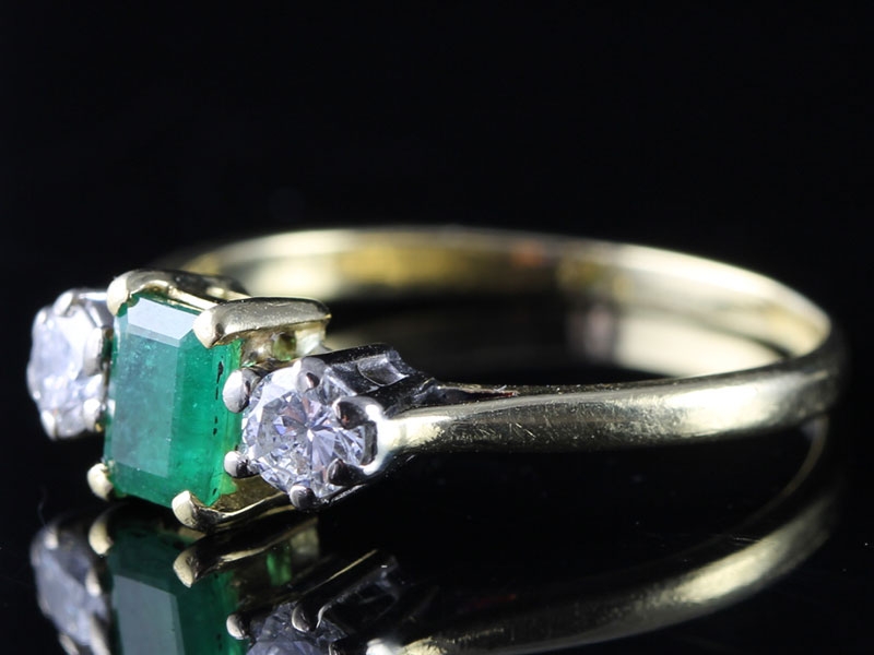 GORGEOUS COLUMBIAN EMERALD AND DIAMOND 18 CARAT GOLD TRILOGY RING