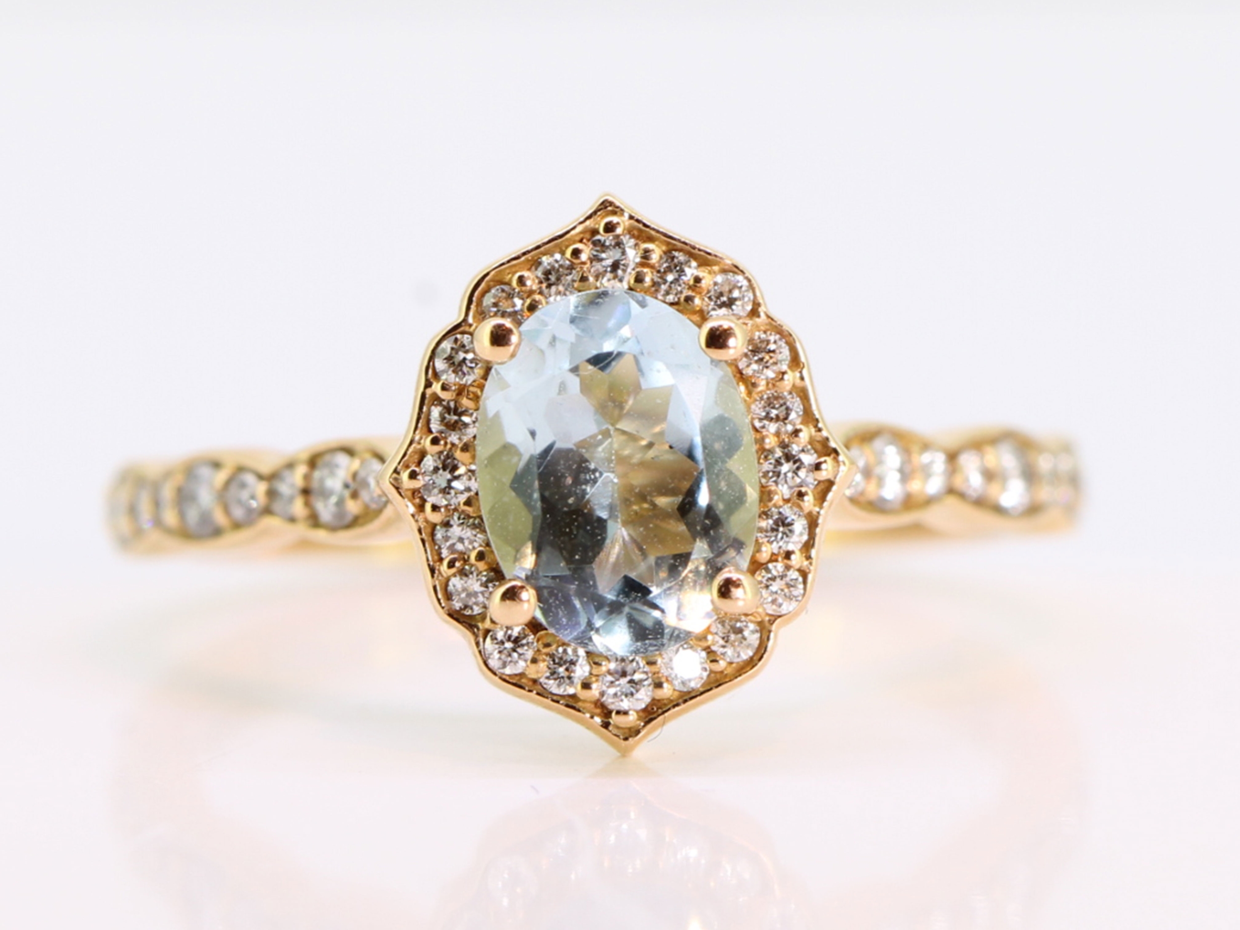  BREATHTAKING AQUAMARINE AND DIAMOND 18 CARAT ROSE GOLD RING