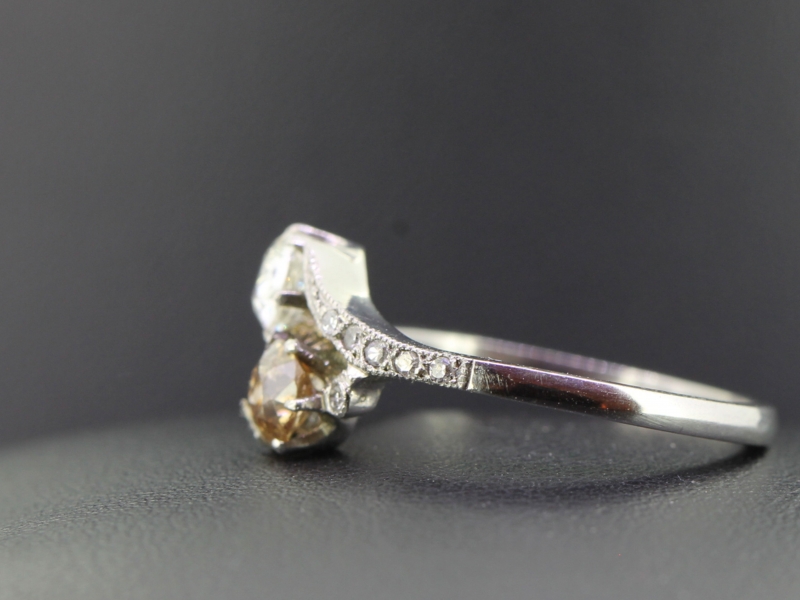  ELEGANT TWO STONE DIAMOND PLATINUM RING ON A TWIST