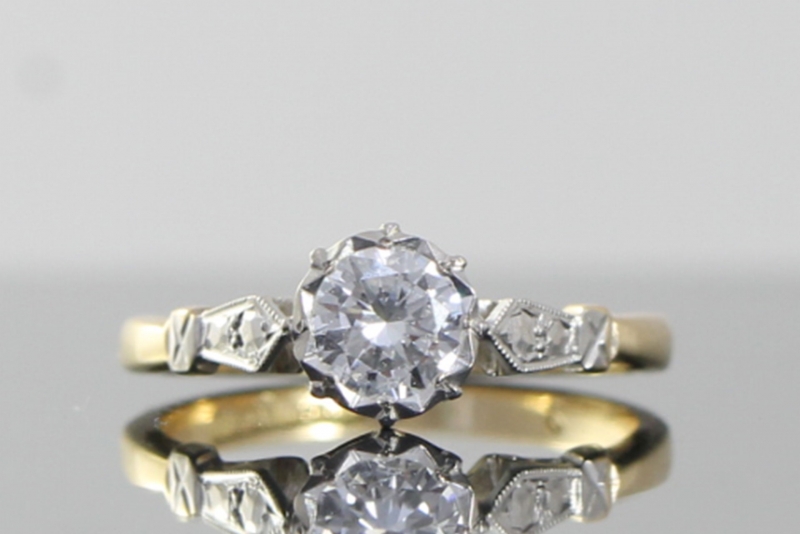 BEAUTIFUL VINTAGE 18 CARAT GOLD AND PLATINUM SOLITAIRE ENGAGEMENT RING