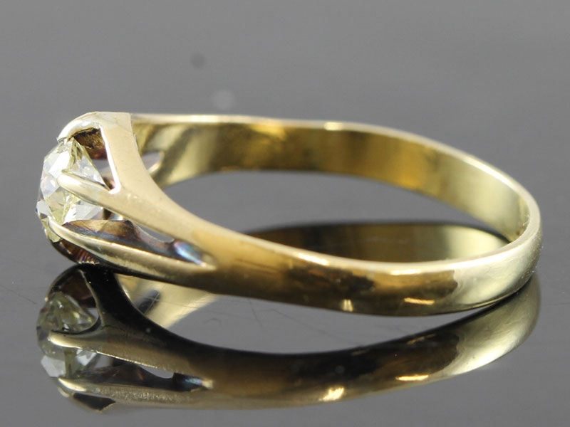  BEAUTIFUL DIAMOND SOLITAIRE 18 CARAT GOLD RING