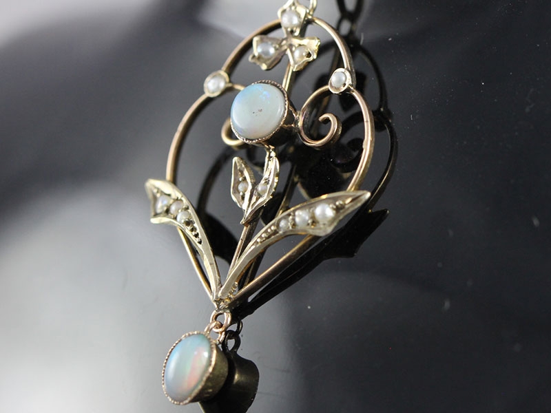 BEAUTIFUL OPAL AND SEED 9 CARAT GOLD PENDANT AND CHAIN